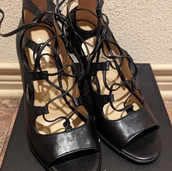 High Heels - Picture 3 of 4